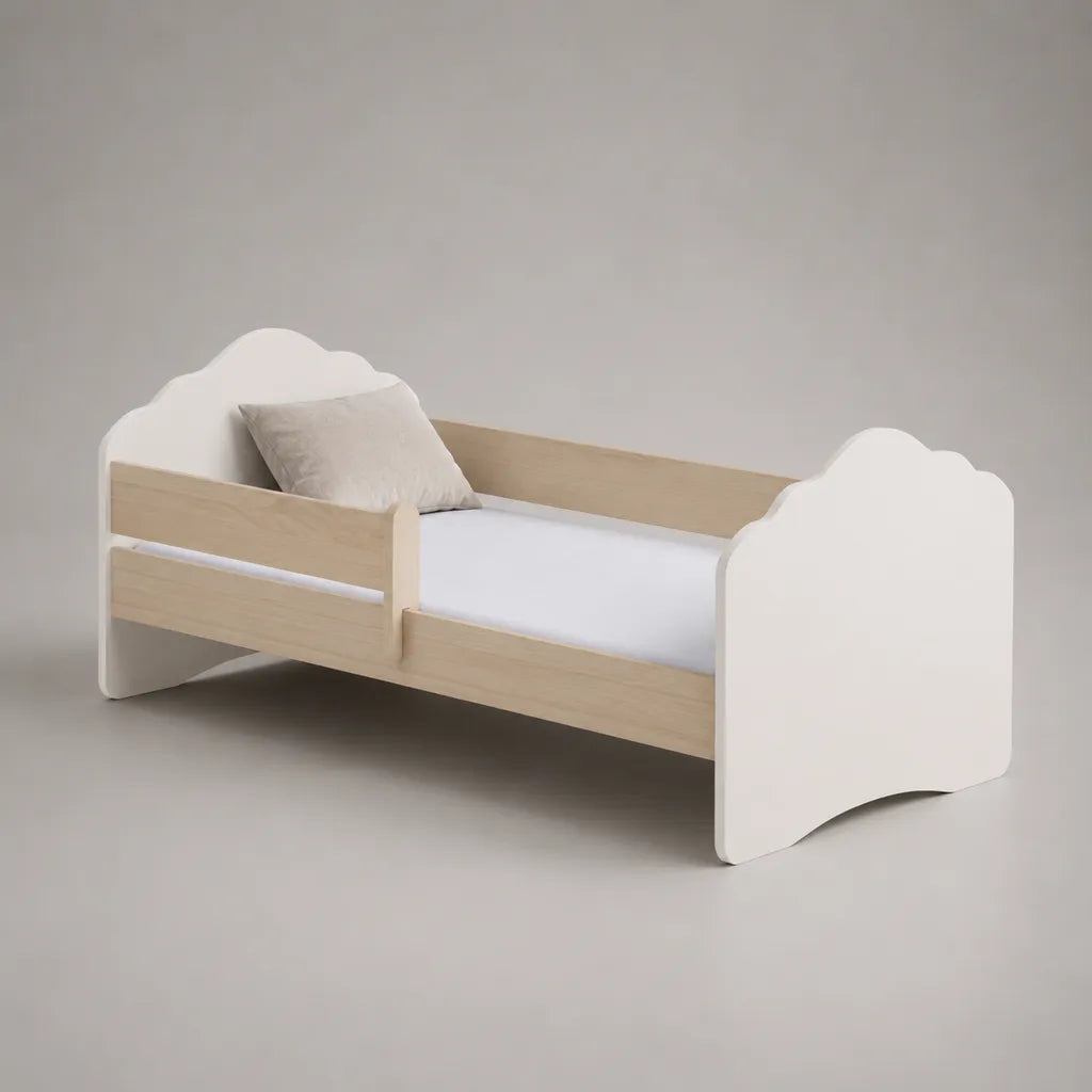 Lit bébé avec protection contre les chutes en bois de pin et MDF, forme nuageuse, blanc/nature, couchage 70 × 140 cm, dimensions totales 145 × 76 × 75 cm